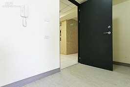 大門採無門檻設計。只可惜也是傳統推式的大門，而非更為便利的拉門。