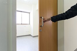 無障礙屋宅為三房兩廳的設計，其中兩房門為拉門的設計。