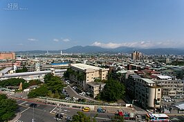 根據都發局人員表示，這一帶新建屋宅有此景觀，並且靠近社子國小的建案，三十多坪的售價約在一千八百萬元左右，但是都發局只所營運的通用宅，卻是只租不賣，就是要讓入住門檻降到最低，讓更多人住的起房子。