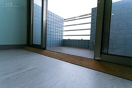 為了方便身障住戶輕鬆通行，大型落地窗在地上多加了一片斜面木板。只不過若能去除門檻，將會更為便利。