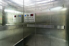 無障礙電梯內部。不過由於電梯門為標準寬度，輪椅進出要稍微注意一下。