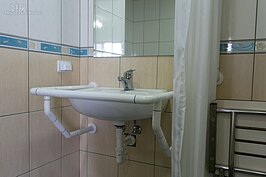 為了讓使用洗手臺更為安全，周邊加裝了可承受重量的輔具。