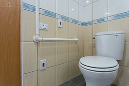 還有高低兩組緊急呼叫鈴。