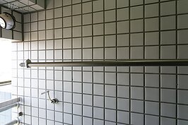 後陽台晒衣間的竿子採鋼索轉輪設計，可依照需求降低或拉高，十分的方便，也省空間。