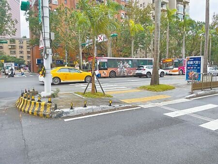 有議員接獲陳情,北市內湖區民權東路6段180巷、123巷路口行人庇護島疑設計不良,剛設置2周內就被車撞4次。(本報資料照片)