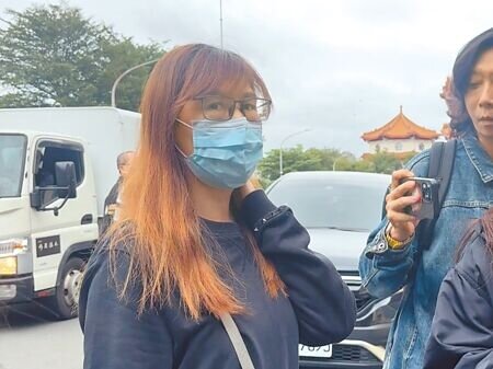 
19歲余姓男子27日在倉庫搬運水晶洞藝品時被倒下的藝品重擊身亡。新北市蘆洲警分局28日會同法醫相驗，余母（左）出面哭訴孩子只是去打工，也不知道竟然沒有保勞健保，希望相關單位重視。（柯毓庭攝）
