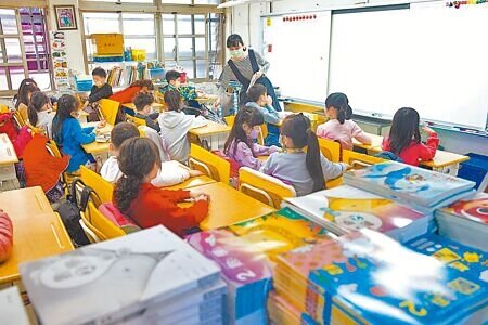 
市議員王閔生指出，有許多教師反映，時常要申請加班費時，學校卻稱額度滿了只能換補休，他建議北市教育局應調查各校實際申請狀況，否則只會加劇出走潮。（本報資料照片）
