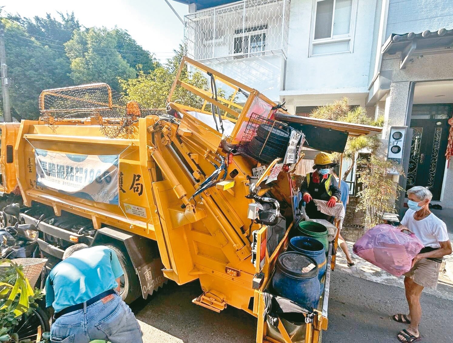 台中市環保局清潔隊收運家戶垃圾，明年元月起，將暫時加收社區廚餘，並加強媒合清運。記者趙容萱／攝影 