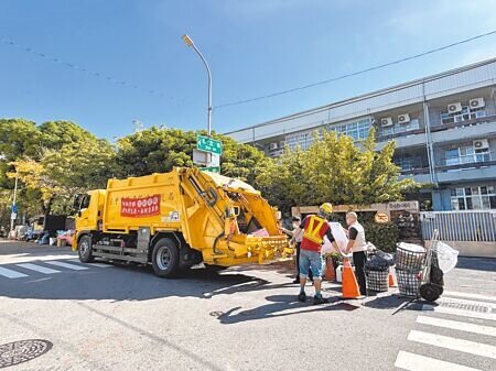 針對中央宣布民國115年起禁止家戶廚餘養豬,台中市環保局已盤點社區大樓,部分大樓已轉由環保局清潔隊協助清運。(馮惠宜攝)
