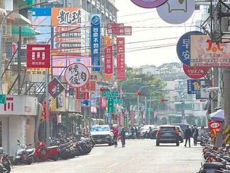 
高雄鳳山區濱山街一帶，是在地居民日常覓食的重要地點，但該處因為道路空間狹窄，沒有人行道，行人只能與汽機車爭道。（紀爰攝）
