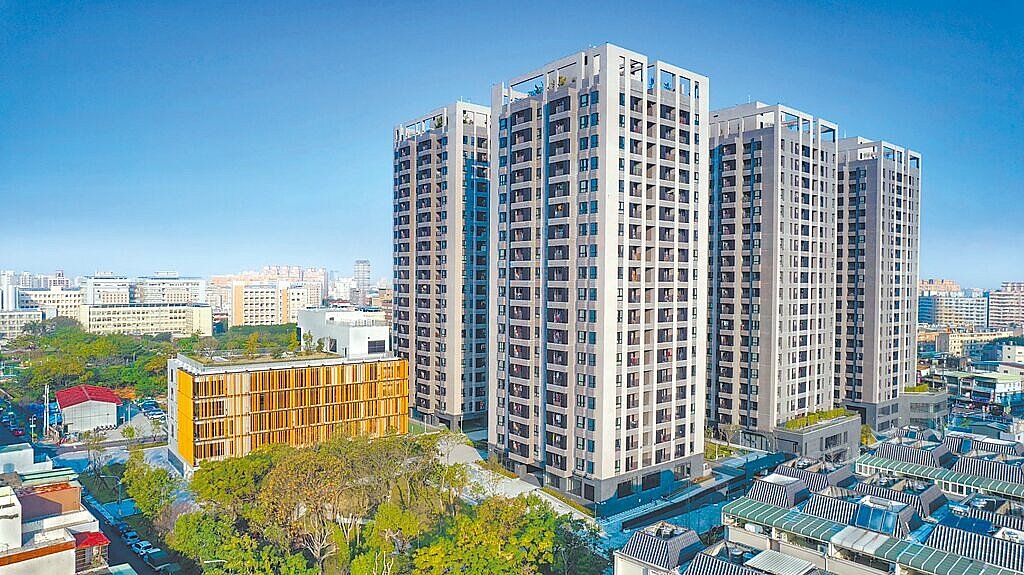 桃園市中壢1號社宅規畫千坪公園及中庭綠廊空間，整體綠覆率高達139.2％。（桃園市住都中心提供／呂筱蟬桃園傳真）