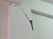 強震後嚴防建築「隱形內傷」！專家解析3步驟：別輕忽「45度角裂縫」