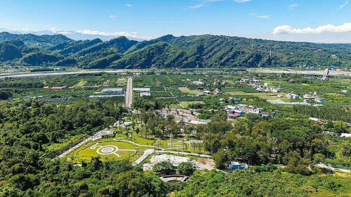 南投草屯九九峰遊憩園區獲114年公共工程金質獎肯定，氦氣球設施預計明年元月中完成組裝與測試，2月正式開園。圖／南投縣政府提供
