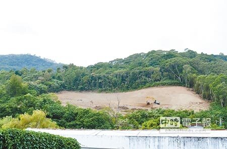 許多部落後方的山坡地遭重機具大肆開發,讓山頭變成癩痢頭。(黃力勉攝)