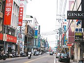 桃園電線跨馬路　1樓半高…大車驚險過