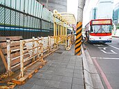 候車亭蓋一半　擺爛1個多月