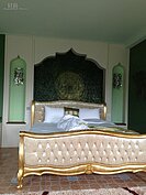 阿拉伯房型，鑲有金邊的床和水晶燈座，襯托出富麗堂皇的氛圍。