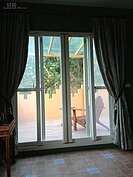 陽台設有圍牆和燈光照明，是夜晚觀星的好地方