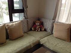 親子民宿，一進門就有可愛的小熊擺飾。