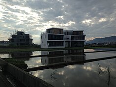 宜蘭農舍多有落地窗的設計，藉以欣賞農田景觀，採光又明亮。