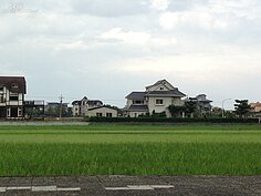 田野中蓋間豪華農舍，是宜蘭常見的住居型態。