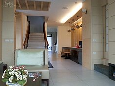 接待處就是民宿的客廳，大器清爽，讓住客都能賓至如歸。