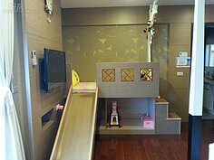 親子民宿的特色之一就是每間都有溜滑梯，下方設計成玩具收納，讓小孩子有專屬玩樂空間。