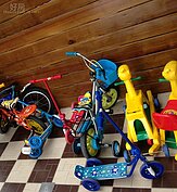 後院有腳踏車庫，放置各式各樣的兒童車、親子車等等。