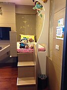 峇里島風，木作的樹架不僅可以擺放玩偶，也可以當作造景。