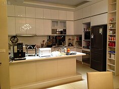 民宿一樓公共空間的開放式廚房，早上是主人準備早餐的地方，到了晚上住客可以在此用餐。