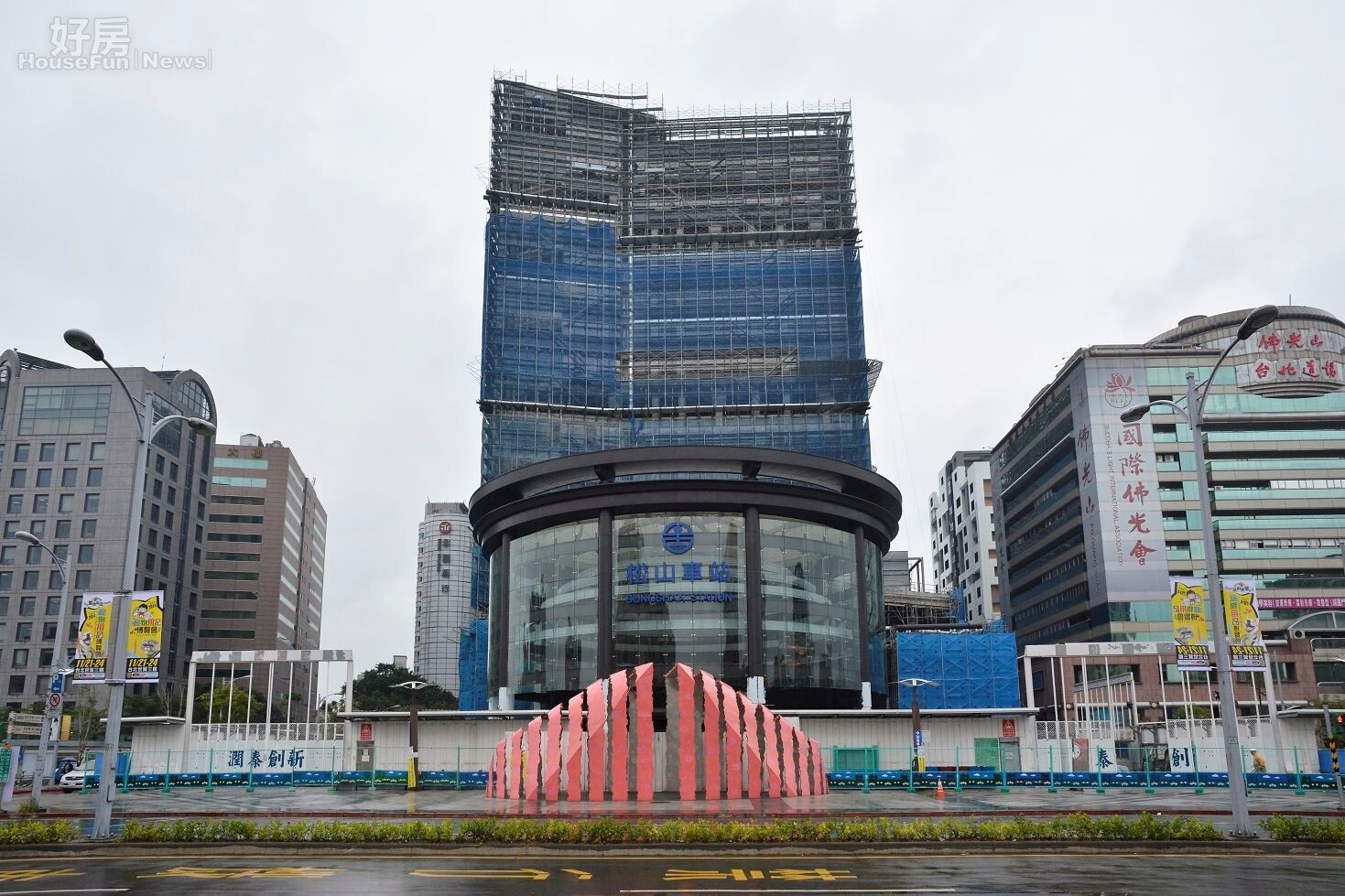 捷運松山站即將通車,潤泰建設的松山車站站體仍未完工。(好房網News記者 陳韋帆/攝影)