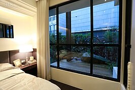 主臥房可採用大型落地窗以便採光，外面陽台再栽種一些綠色植物進行造景，就會有在城市中度假的氛圍。