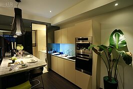 兩人共同下廚是恩愛的表現。現在廚房設計已經逐漸脫離餐廳與廚房有著明顯區分的思維，而是朝向結合在一起的方向設計。這個設計中就是廚房與餐廳共放於同一空間的方式。略為架高的餐桌再加上高腳椅，感覺就像在外面Pub吃飯一樣。