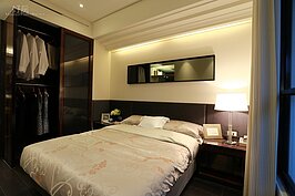 這裡設計的衣儲可收納的量事實上並不足以應付兩夫妻需求，可以改為左右滑門設計的，以3/5/2三種不同高度的櫃子共同組成，不論西裝洋裝或是貼身衣物、行李箱、高級包包等都可以收納。