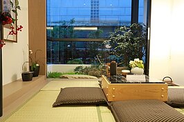 21坪的房子基本上隔間都是兩房一兩廳一衛浴、一廚的設計。很多人除了主臥室外，另外空的一間房間都會設計成書房或更衣間。這裡的設計則是採用日式風，榻榻米、地爐等，讓原本冰冷的洋式設計中多了更多的溫馨感。