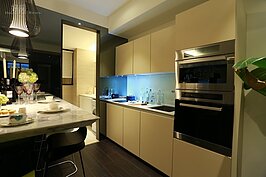 半開放式廚房讓整個房屋內動線更為流暢。