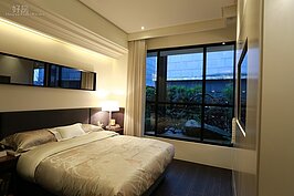 主臥室是夜間生活的重心，寬敞的臥室與良好的採光會讓人感覺身心舒暢，這時候可在床頭裝設一組鏡子，以反射內景的方式來加大空間感。