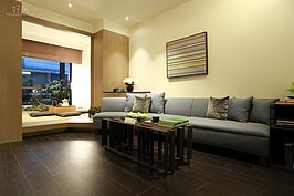 入口玄關直接可以看到客廳、日式房間甚至是陽台，整體視線不受阻礙，空間感也就大增。