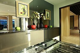 玄關裝上整面鏡子，可加大空間感。