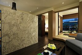 大理石花紋的客廳電視牆面，讓客廳更有質感，若是嫌客廳收納空間不夠的人，則可改為凹字、L型櫥櫃的設計。
場地提供：內湖文心日日建案