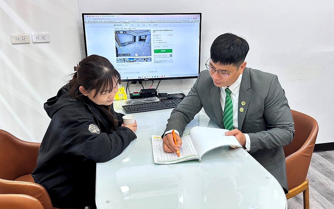 黃智業店長（圖右）為客戶嚴格檢測屋況，以行動實踐服務從成交後開始。圖／永慶房產集團提供