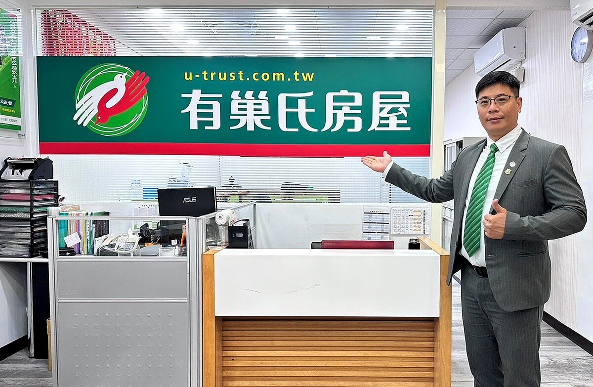 黃智業店長帶領有巢氏房屋內壢車站加盟店團隊，落實「社區專家第一品牌」精神，穩健深耕桃園中壢在地市場。圖／永慶房產集團提供