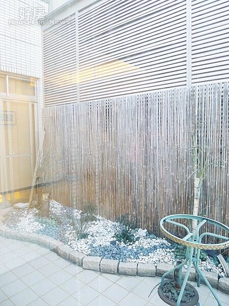 7.戶外的露台約有三坪大。