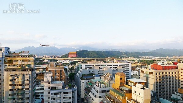9.由於是頂樓,看出去的景觀相當寬闊。
