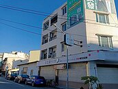 電纜線當曬衣繩？衣服晾大馬路上方　路人爆笑：怎麼上去的？