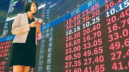 
台股連日量增價揚，帶動股民積極敲進零股、認購權證、ETF、個股期貨。圖∕本報資料照片
