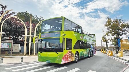 交通部公共運輸及監理司說明,觀光用的開頂式巴士限高4.4公尺,未來上國道的車型車頂必須是「封閉式」,限高為4公尺。示意圖為觀光用開頂式巴士。(本報資料照片)