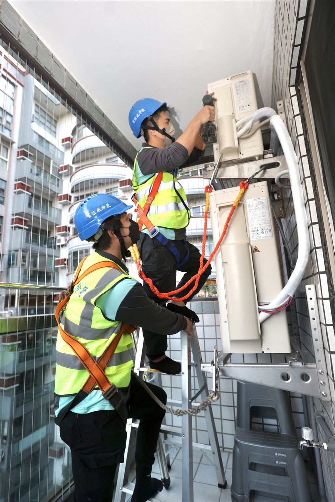 勞動部發布「冷氣安裝維修作業安全指引」，針對冷氣安裝與維修各階段作業說明安全施工程序與防護要領，強化業者及從業人員安全意識及防災能力。圖／聯合報系資料照片 