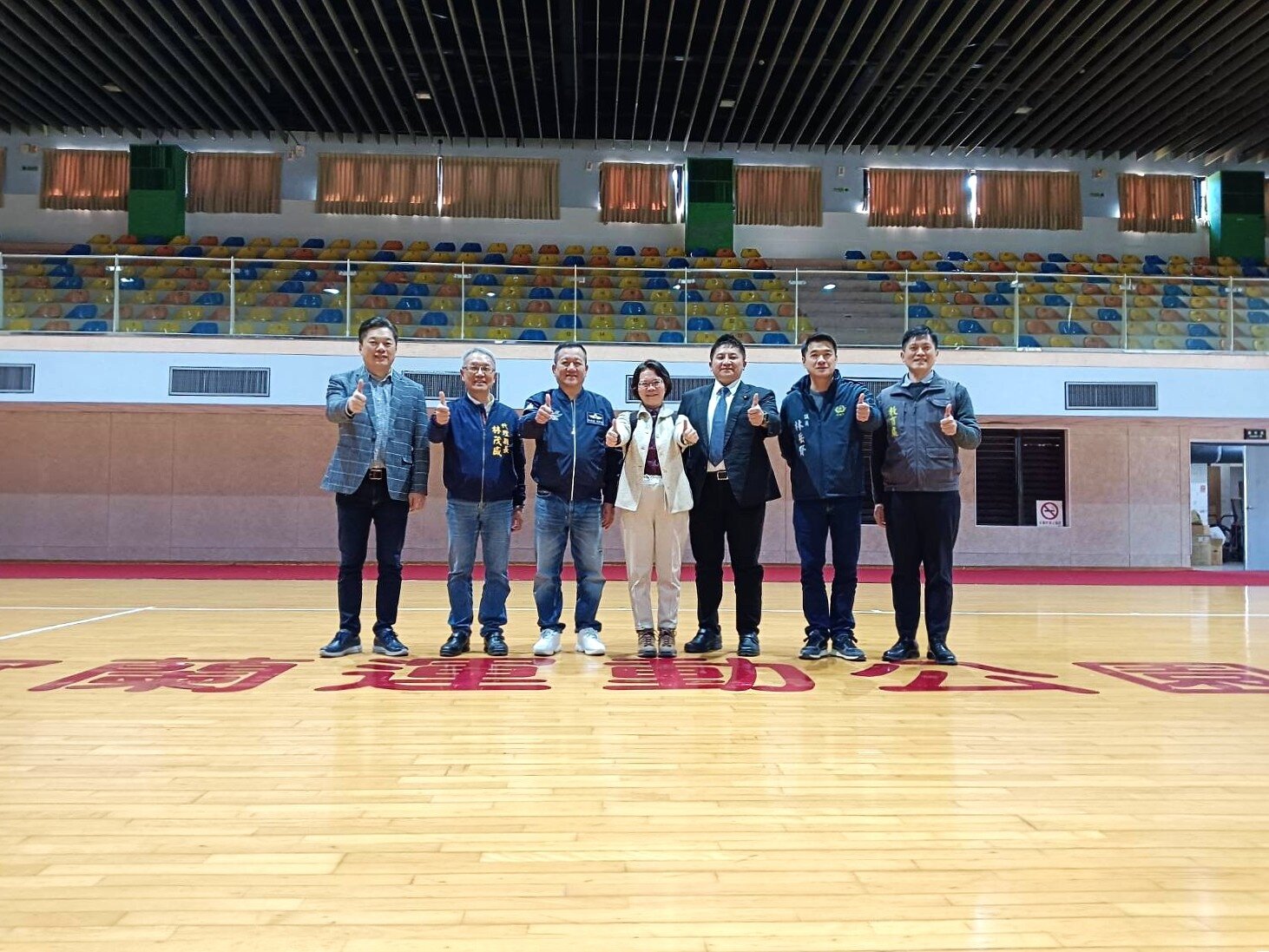 立法院教育及文化委員會立委今天到宜蘭考察，針對縣民關切的「小巨蛋」位置，縣府原本計畫擴建縣立體育館，但會中有人提出體育館現有使用率高，建議改在宜蘭大學位於城南基地校區，預計至少興建5000個座位以上的場館，建造經費約11億元，年底前完成可行性評估。記者戴永華／攝影 