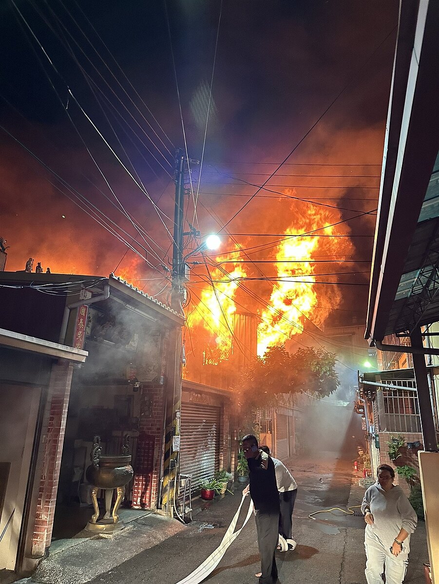 台中市太平光興路1432巷一處民宅5日晚間近8時火警,因火勢猛烈,有8戶遭波及。圖/台中市消防局提供